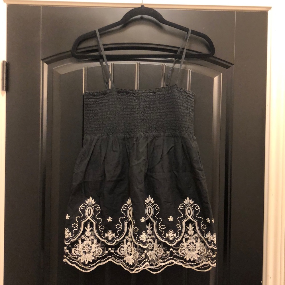Black and white top with adjustable straps. Medium